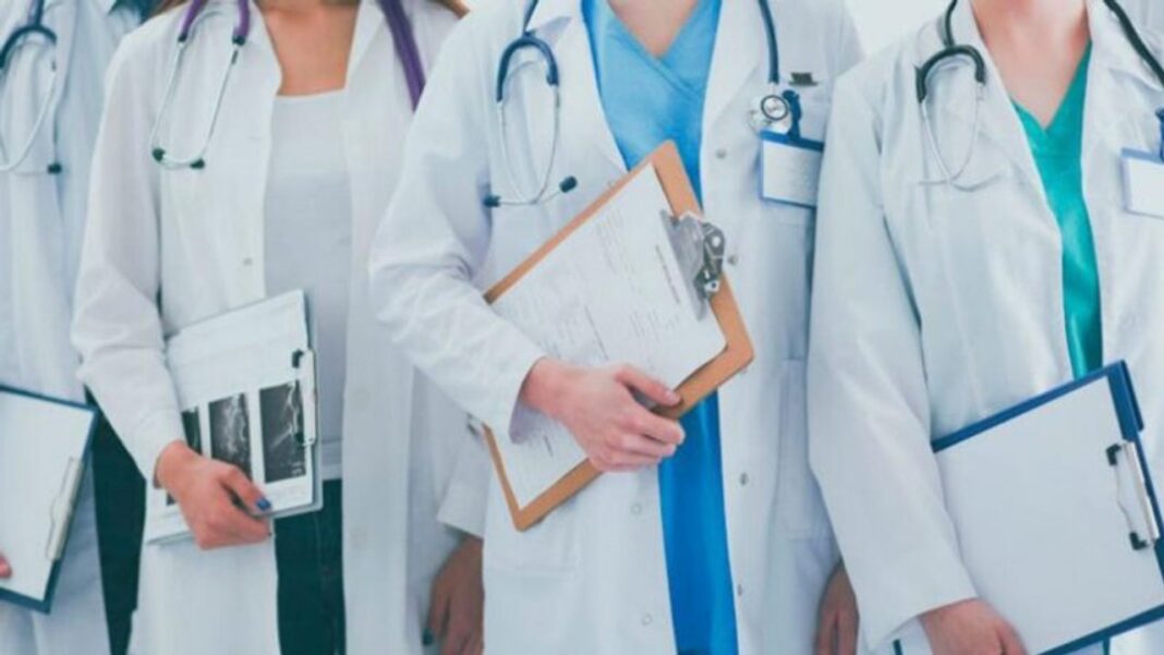Médicos en un hospital revisando documentos de residencia