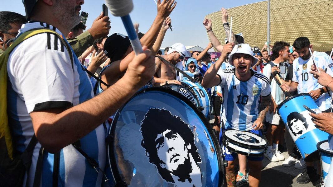 Estadio de fútbol con banderas argentinas y estadounidenses