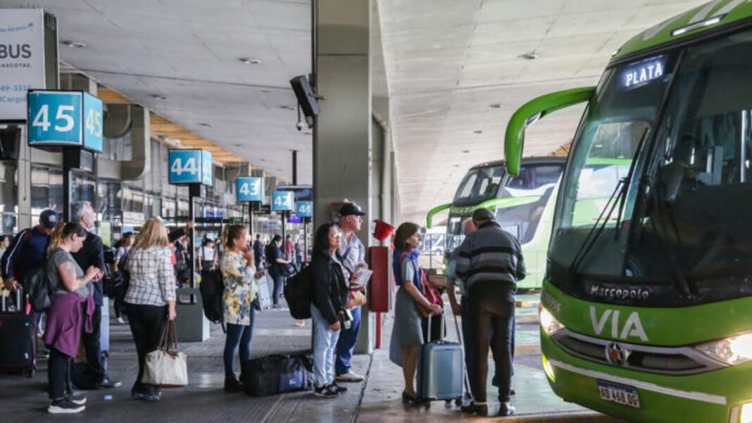 Persona con discapacidad abordando un micro de larga distancia