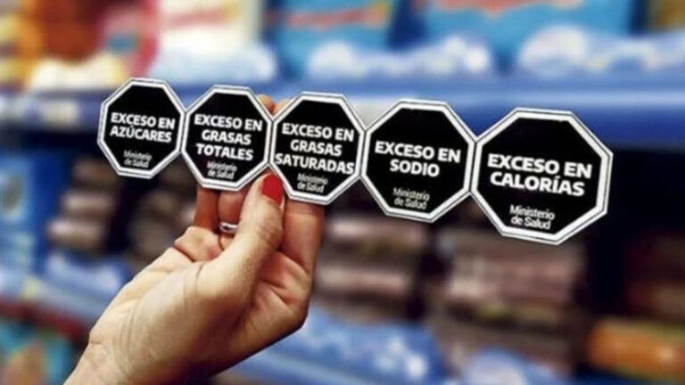 Octógonos negros en envases de alimentos ultraprocesados