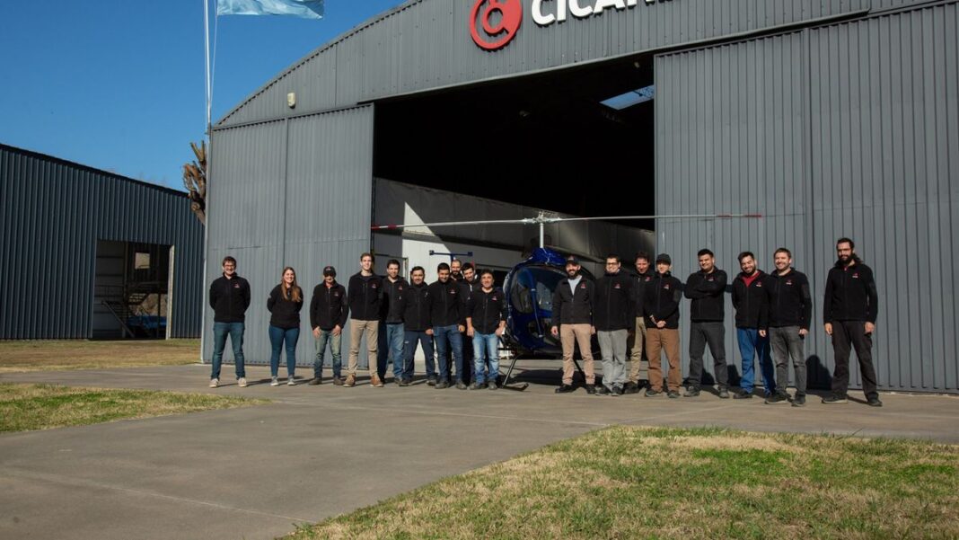 Helicóptero ultraliviano de la empresa Cicaré en Saladillo, Buenos Aires