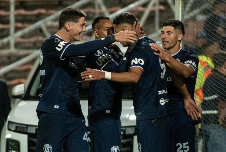 Escudos de Independiente Rivadavia y Unión enfrentados en el Estadio Bautista Gargantini