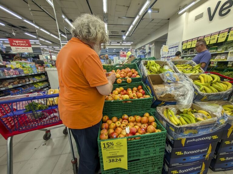 Gráfico de inflación mensual en Argentina con tendencia a la baja
