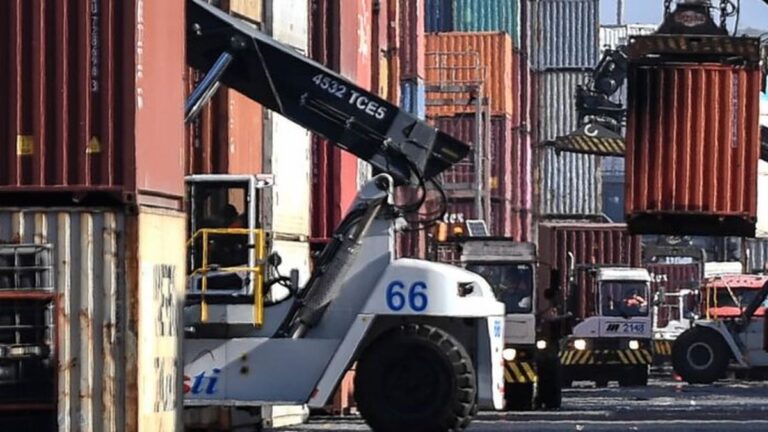 Gráfico de barras con datos de exportaciones e importaciones de Argentina en abril de 2025