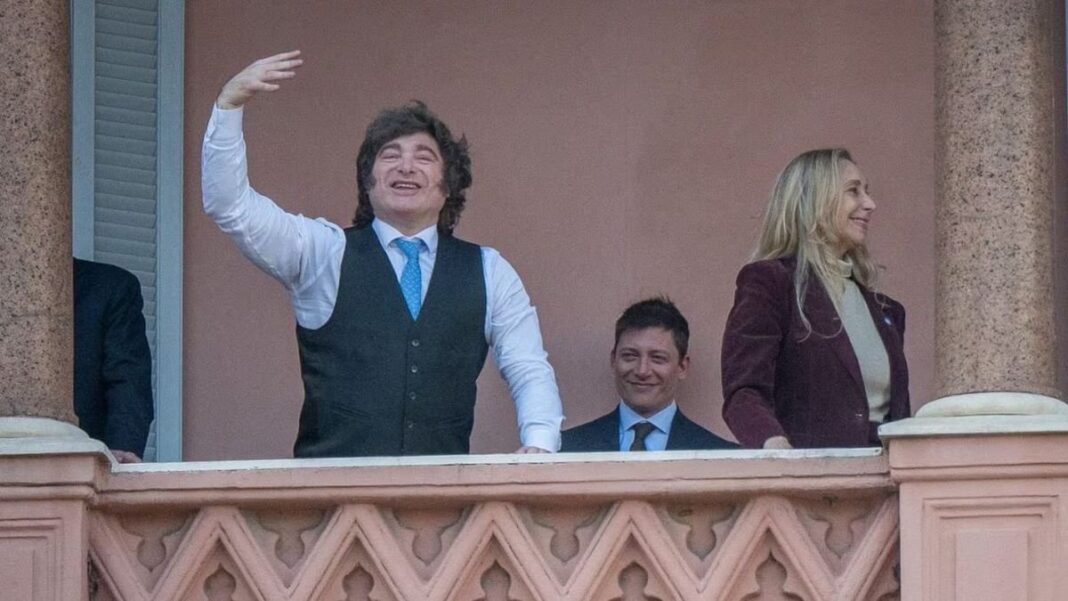 Javier Milei saluda desde el balcón de la Casa Rosada junto a Santiago Caputo y Patricia Bullrich