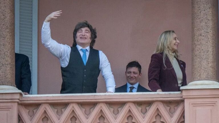 Javier Milei saluda desde el balcón de la Casa Rosada junto a Santiago Caputo y Patricia Bullrich