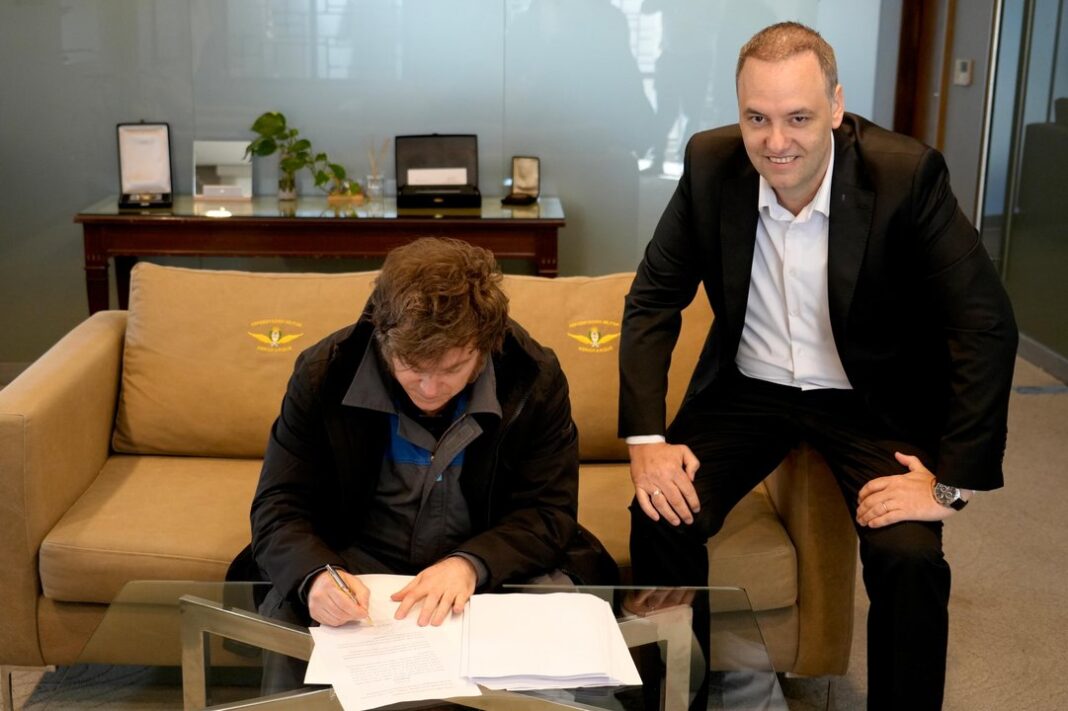 Javier Milei y Manuel Adorni en un acto oficial