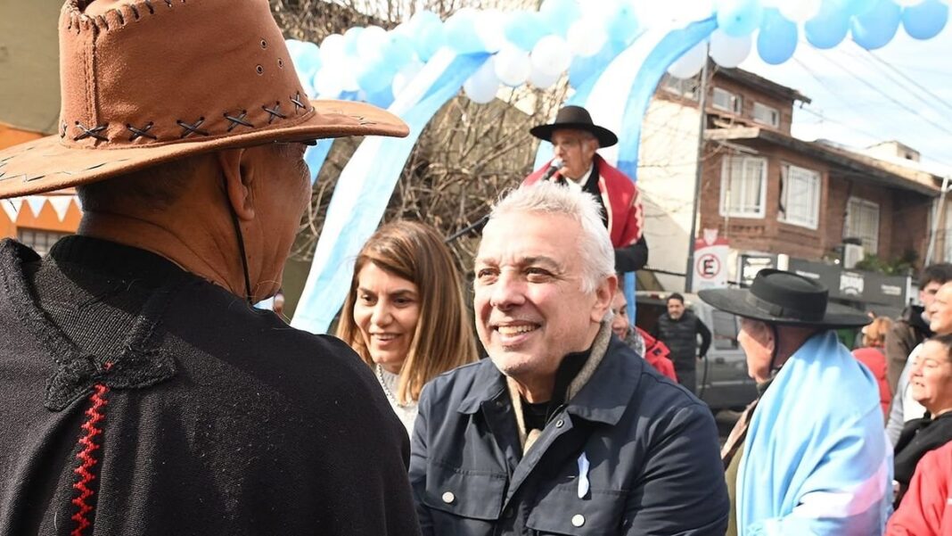 Intendente Julio Zamora durante recorrida por festejos del 25 de Mayo en Tigre