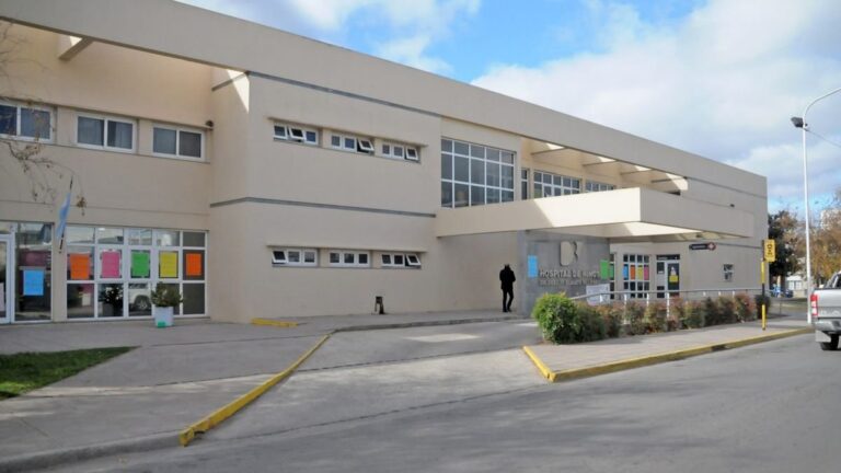 Vacunación de un menor en un centro de salud de Tandil