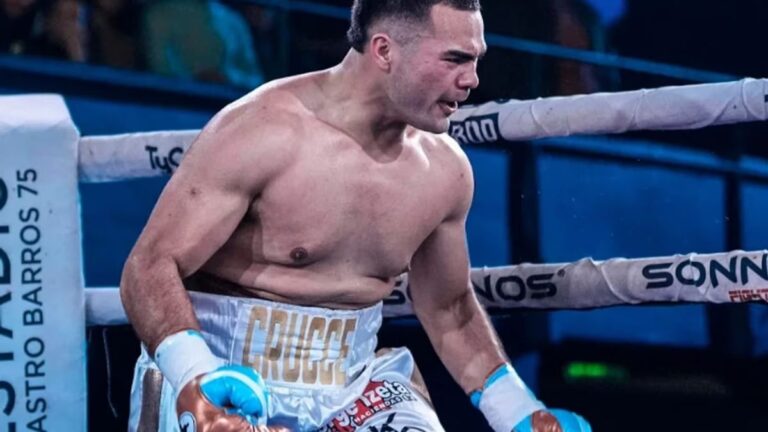 Karim Crucce con el cinturón de campeón argentino peso pesado