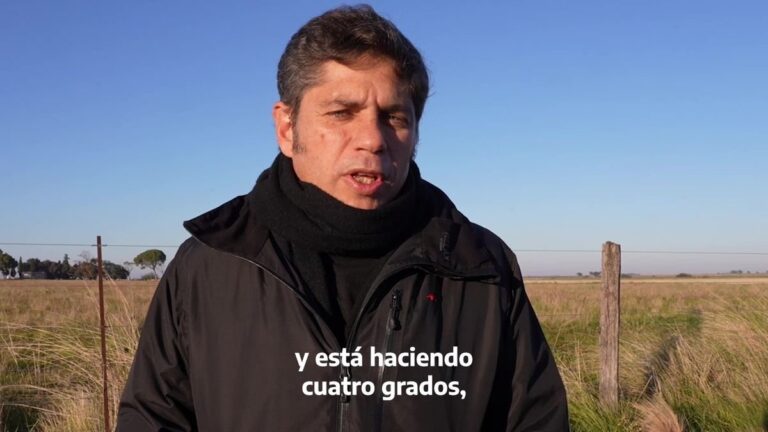 Axel Kicillof hablando frente a una cámara en Tornquist
