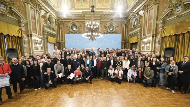 El gobernador Axel Kicillof habla durante una reunión con intendentes en el Salón Dorado de la Casa de Gobierno en La Plata