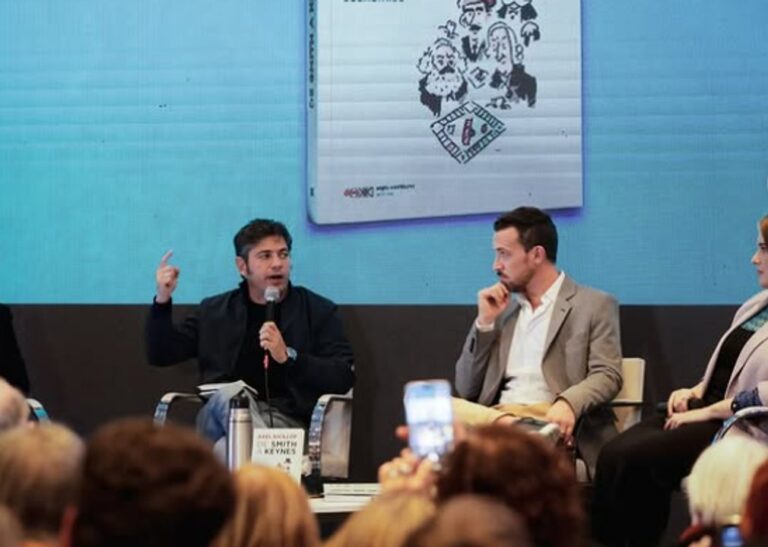 Axel Kicillof hablando en la Feria del Libro de Buenos Aires
