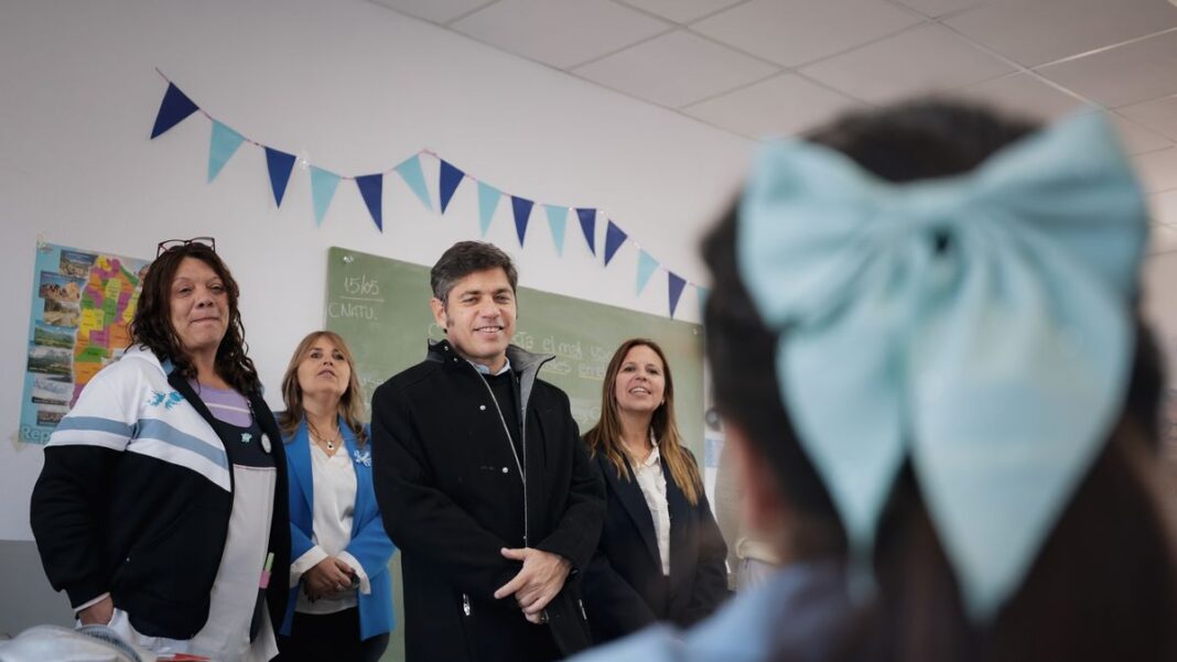 Axel Kicillof cortando cinta en la inauguración de la Escuela Primaria N°6 de San Vicente
