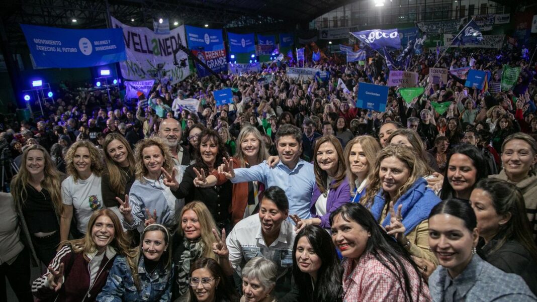 Axel Kicillof durante acto en Ensenada con mujeres del Movimiento Derecho al Futuro