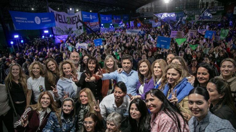 Axel Kicillof durante acto en Ensenada con mujeres del Movimiento Derecho al Futuro