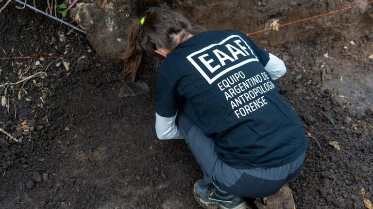 Equipo Argentino de Antropología Forense en tareas de exhumación