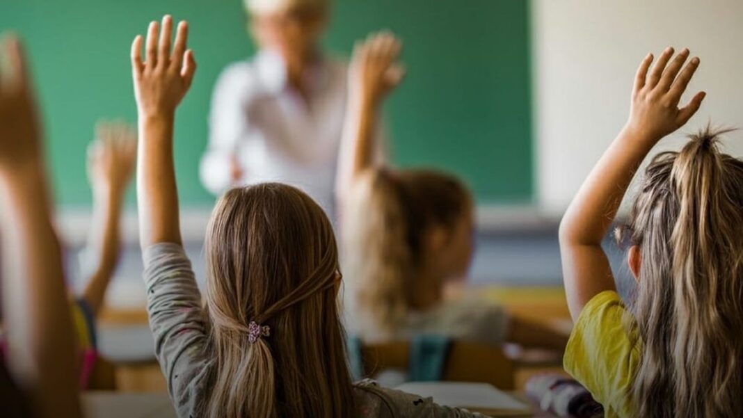 Docente frente a un pizarrón en un aula de la provincia de Buenos Aires