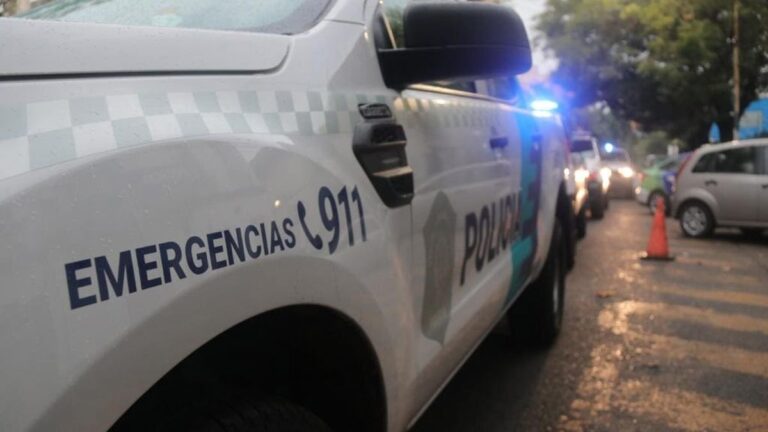 Policía en la vía pública de Lanús