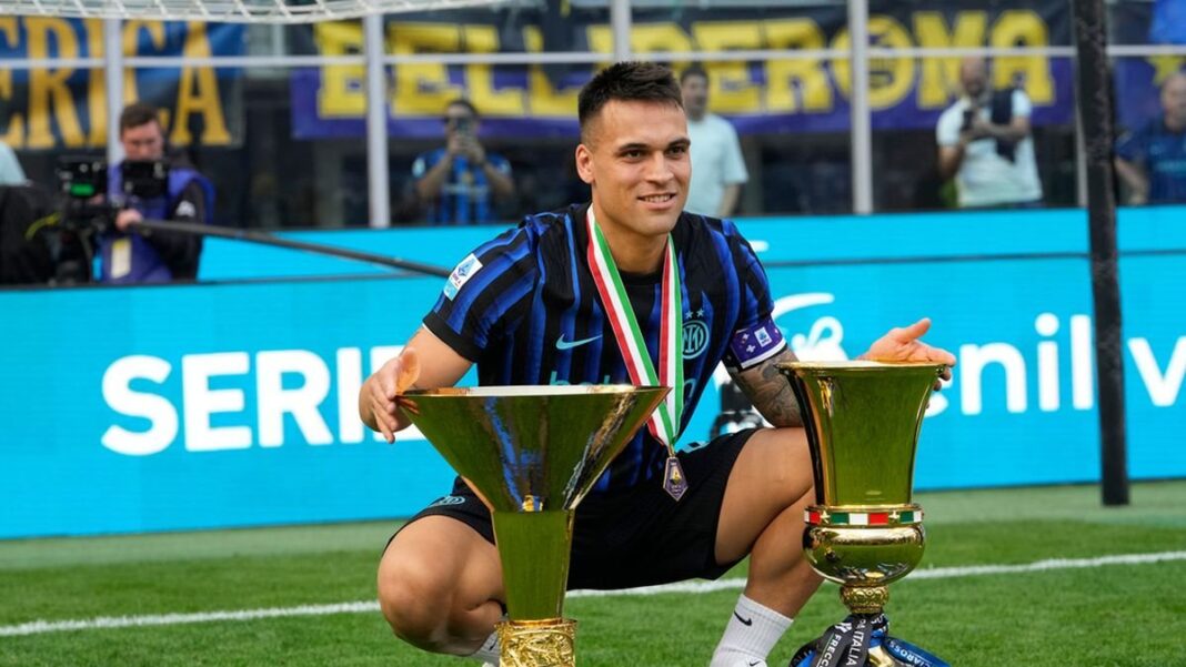 Lautaro Martínez con la camiseta del Inter de Milán celebrando un título