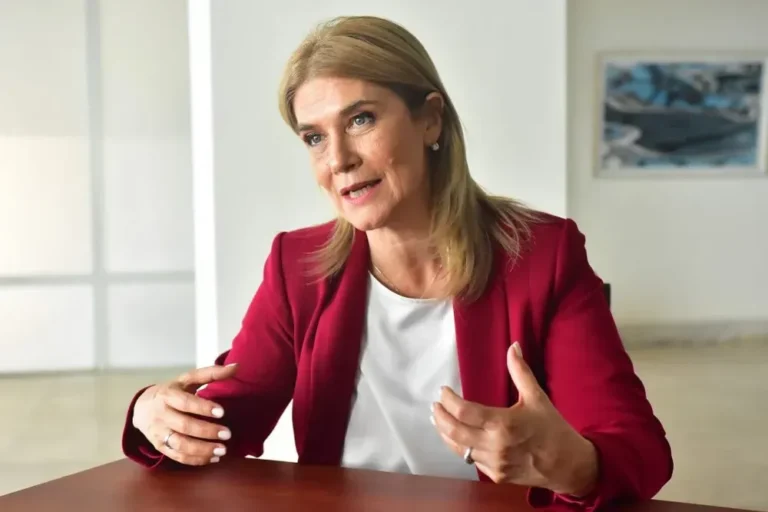 Verónica Magario firmando un decreto en el Senado bonaerense