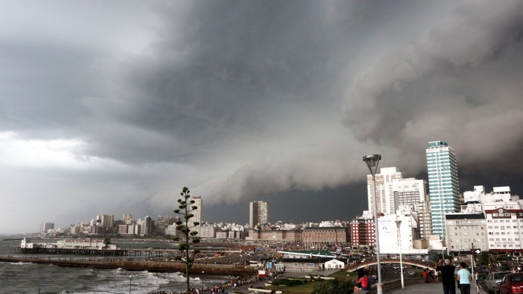 Calles inundadas en Mar del Plata durante alerta por lluvias y vientos