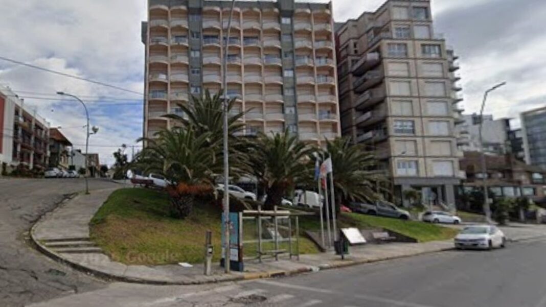 Vista de la plazoleta Almirante Brown en Mar del Plata, frente a Playa Varese