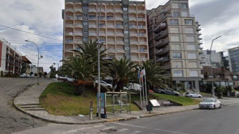 Vista de la plazoleta Almirante Brown en Mar del Plata, frente a Playa Varese