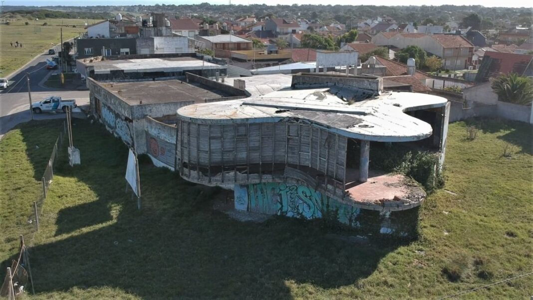 Vista del Parador Ariston en Mar del Plata, edificio de estructura elevada sobre pilares con forma de trébol