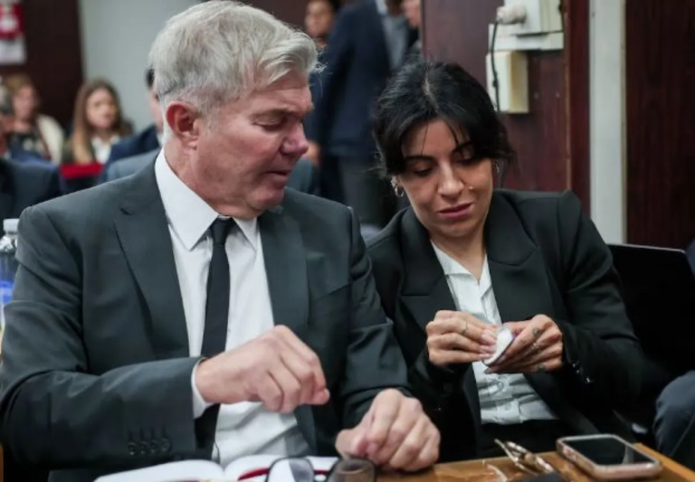 Fotografía del neurocirujano Leopoldo Luque durante el juicio por la muerte de Diego Maradona