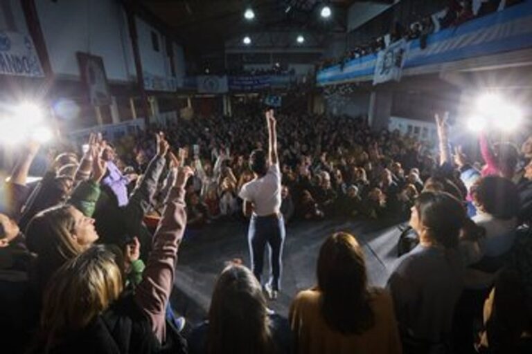Mayra Mendoza hablando en un encuentro de mujeres peronistas con la consigna Cristina Libre