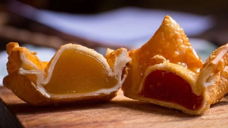 Pastelitos criollos sobre un plato