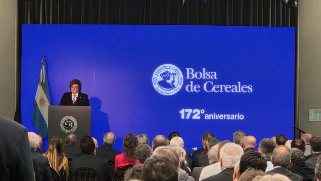 El presidente Javier Milei durante el anuncio de baja de retenciones en la Bolsa de Cereales de Buenos Aires