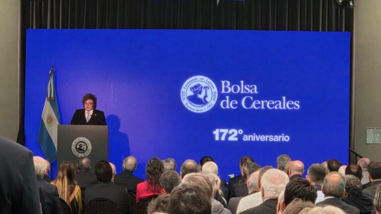 El presidente Javier Milei durante el anuncio de baja de retenciones en la Bolsa de Cereales de Buenos Aires