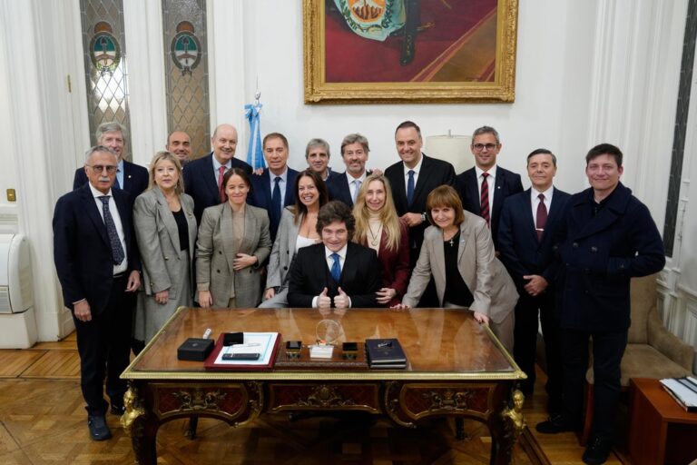 Javier Milei y Manuel Adorni en Casa Rosada durante reunión de gabinete