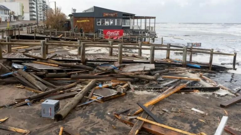 Vista del paseo costero destruido en Monte Hermoso tras el temporal