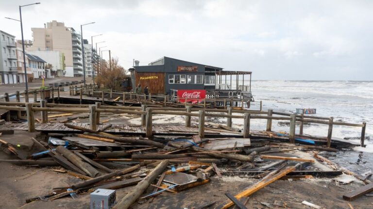 Vista de la playa y costanera de Monte Hermoso después del temporal