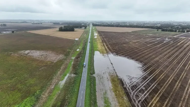 Ruta 228 cortada por agua tras temporal en Necochea