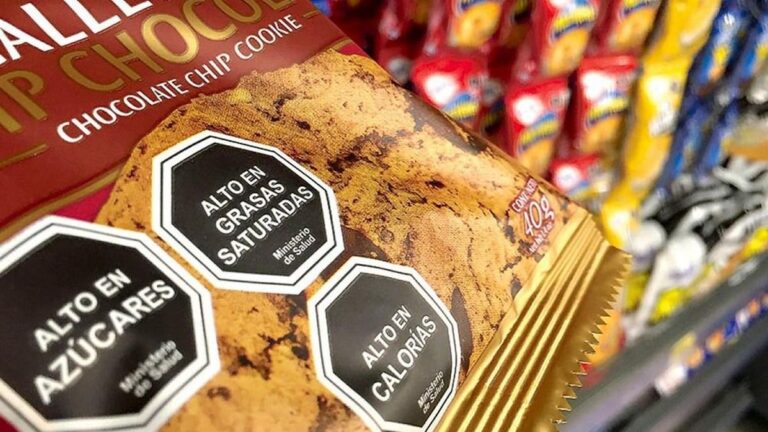Sellos octogonales negros de advertencia en envases de alimentos