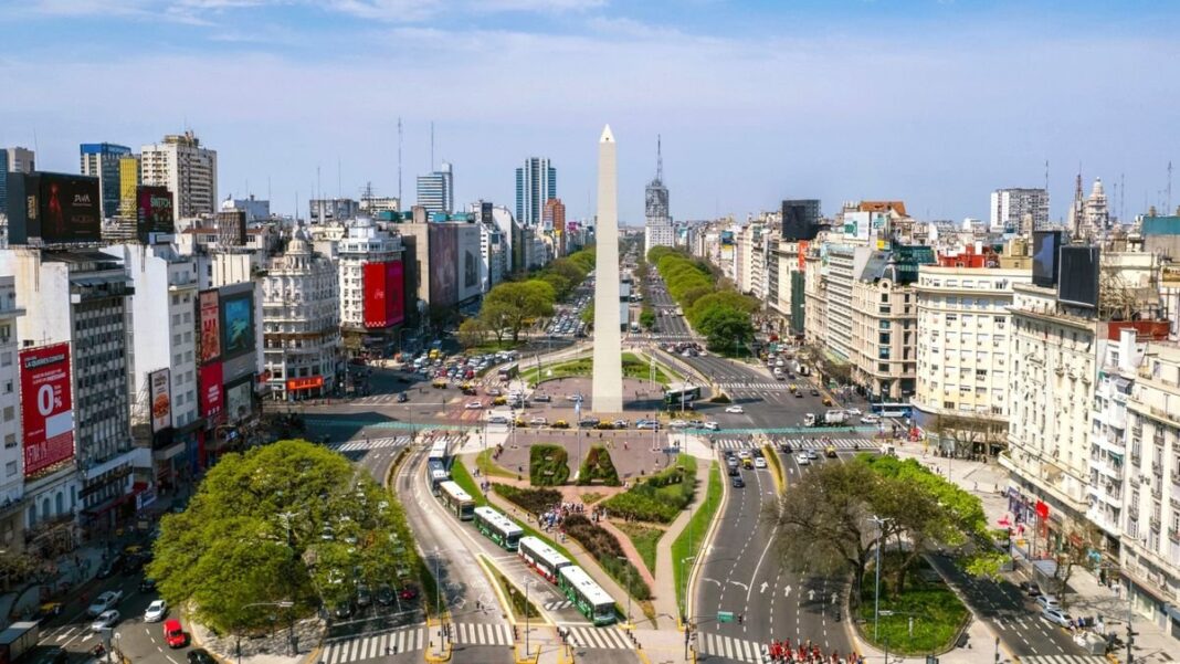 Vista del Obelisco de Buenos Aires con cielo despejado
