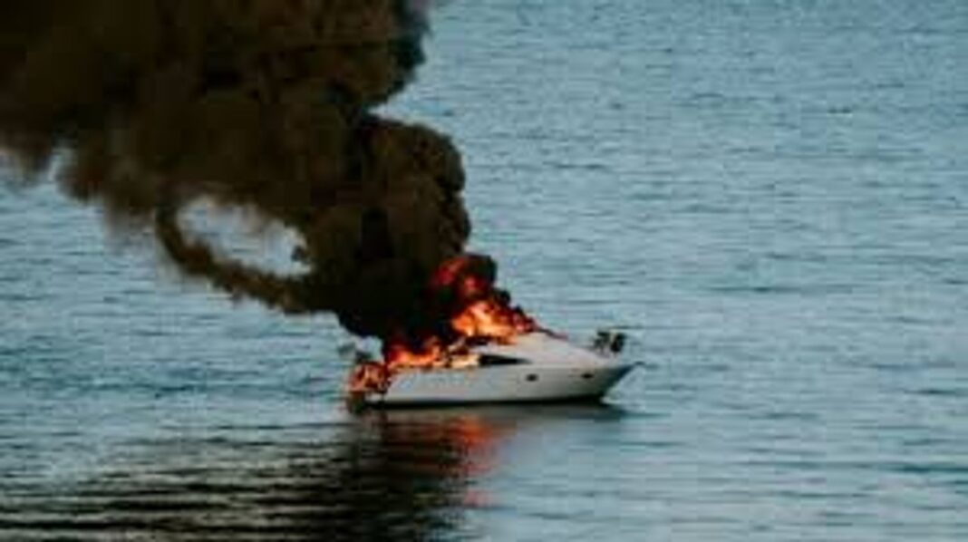 Embarcación de rescate cerca de la bahía de Biscayne tras la explosión