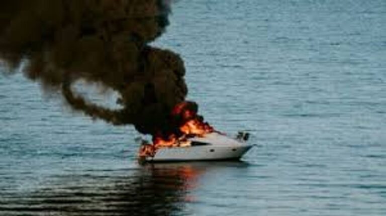 Embarcación de rescate cerca de la bahía de Biscayne tras la explosión