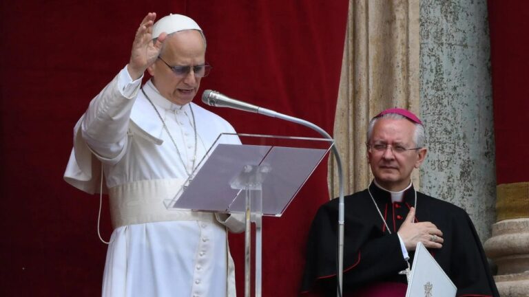 Papa León XIV en la ventana del Palacio Apostólico durante el rezo del Regina Caeli