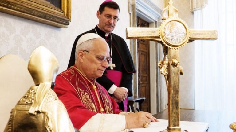 Papa León XIV durante la presentación de la encíclica Magnifica humanitas