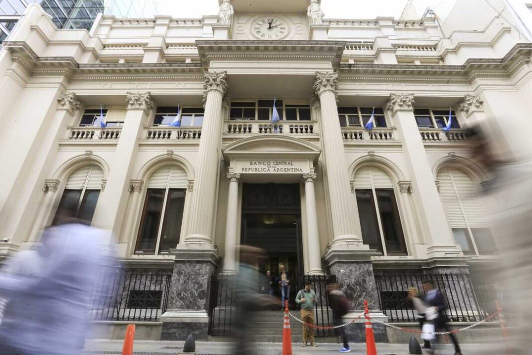 Personas frente a un banco cerrado con cartel de paro bancario