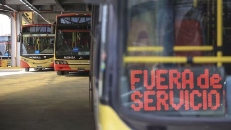 Colectivos detenidos en el AMBA por paro de transporte