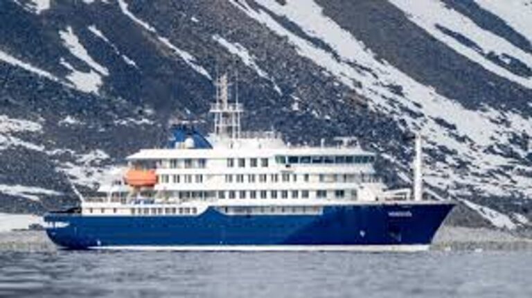 Crucero MV Hondius atracado en puerto con personal sanitario en cubierta