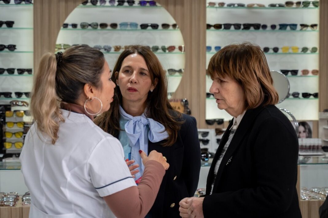 Patricia Bullrich y Pilar Ramírez durante una recorrida por el barrio de Lugano