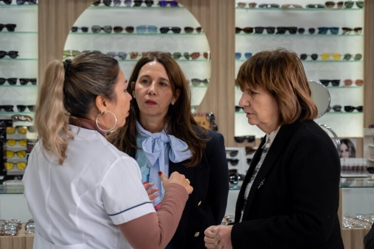 Patricia Bullrich y Pilar Ramírez durante una recorrida por el barrio de Lugano