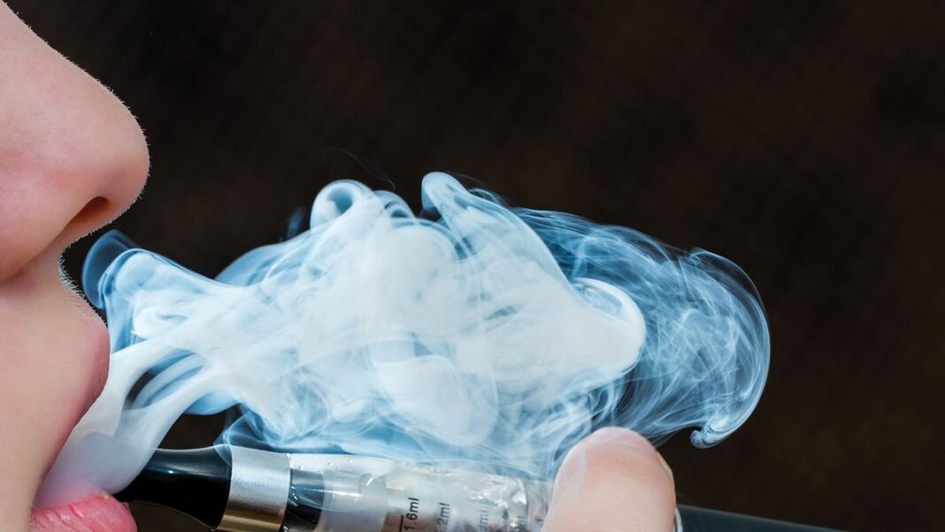 Persona usando un vapeador